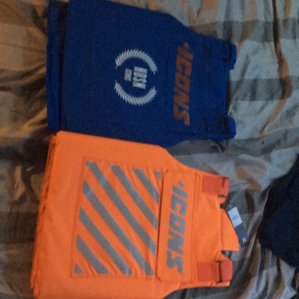 Icons Vest - Picture 2 of 3